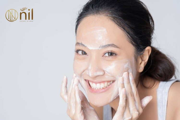 Các bước dùng sữa rửa mặt đúng cách