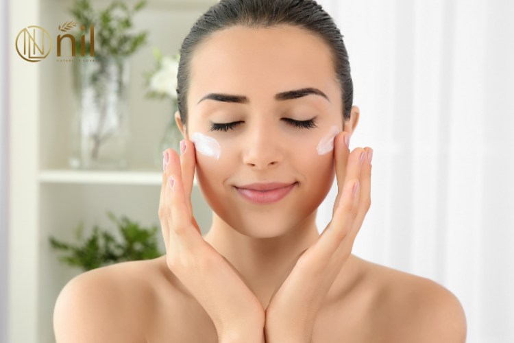 Vì sao da mụn cần dùng kem chống nắng?