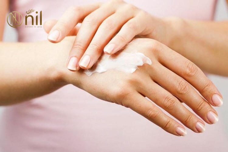 Vì sao da tay dễ bị khô?