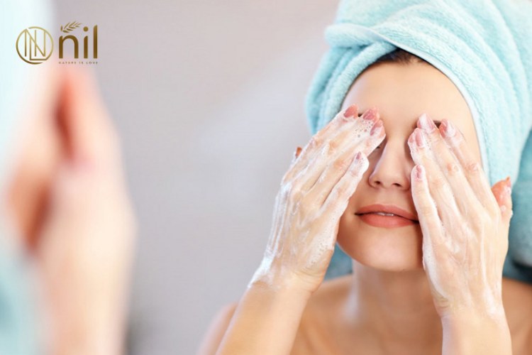 Tại Sao Phải Rửa Mặt Đúng Cách Khi Da Bị Mụn?