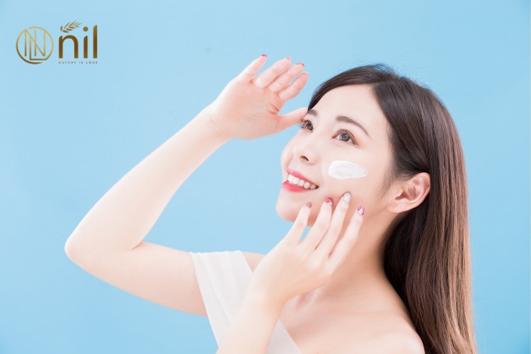 Bôi lại kem chống nắng lần 2 có cần tẩy trang không?