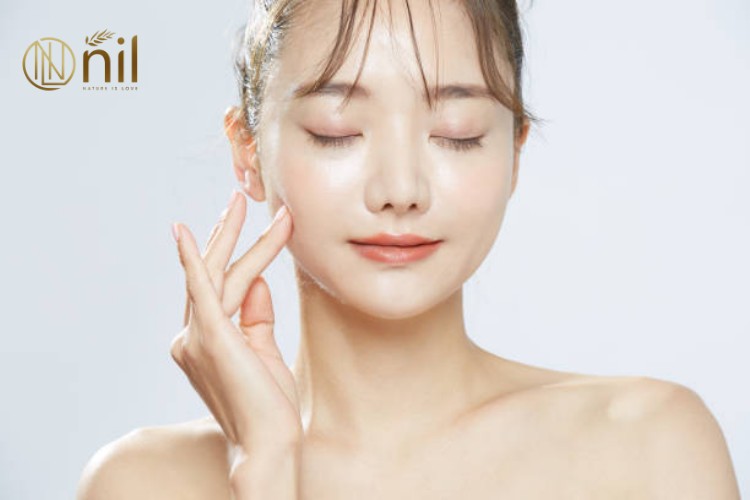 Serum dưỡng trắng da mờ thâm cho da dầu là gì?