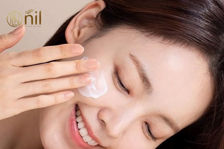 Vì sao cần bôi lại kem chống nắng lần 2?
