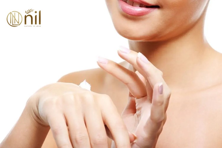 Cách sử dụng kem dưỡng ẩm body cho viêm da cơ địa hiệu quả