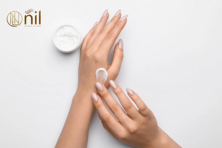 Hướng dẫn chi tiết cách dưỡng da tay bằng Vaseline