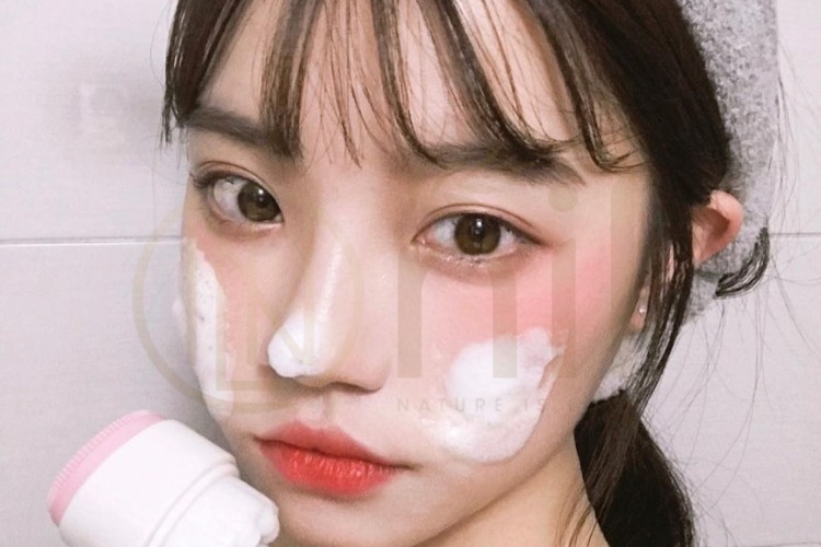 Những sai lầm khi rửa mặt khiến da mụn tệ hơn