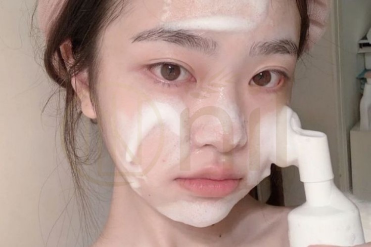 Vì sao cần biết cách rửa mặt đúng cách cho da mụn ?