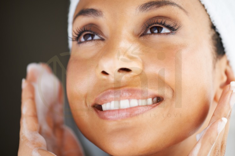 Vì sao không nên tẩy da chết trước khi rửa mặt?