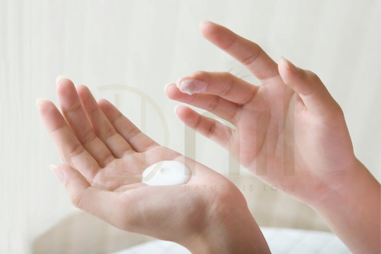 Cách chọn kem dưỡng ẩm body cho da khô nhạy cảm chuẩn nhất