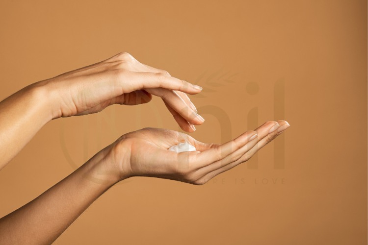 Cách dưỡng da tay trắng mịn bằng dưỡng ẩm chuyên sâu