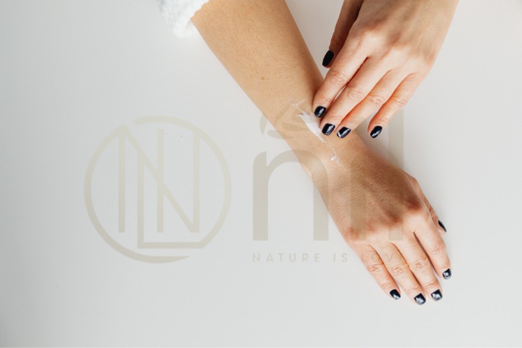 Vì sao da tay dễ sạm và thô ráp?