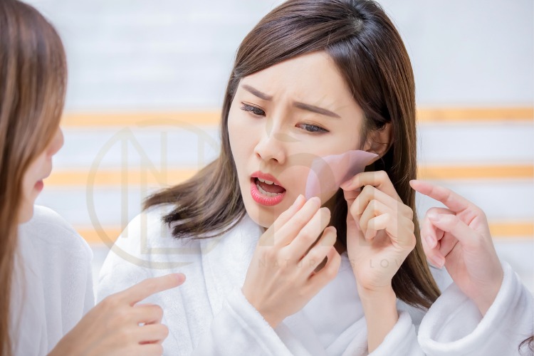 Vì sao da dễ tiết dầu và nổi mụn ẩn khi hè tới?